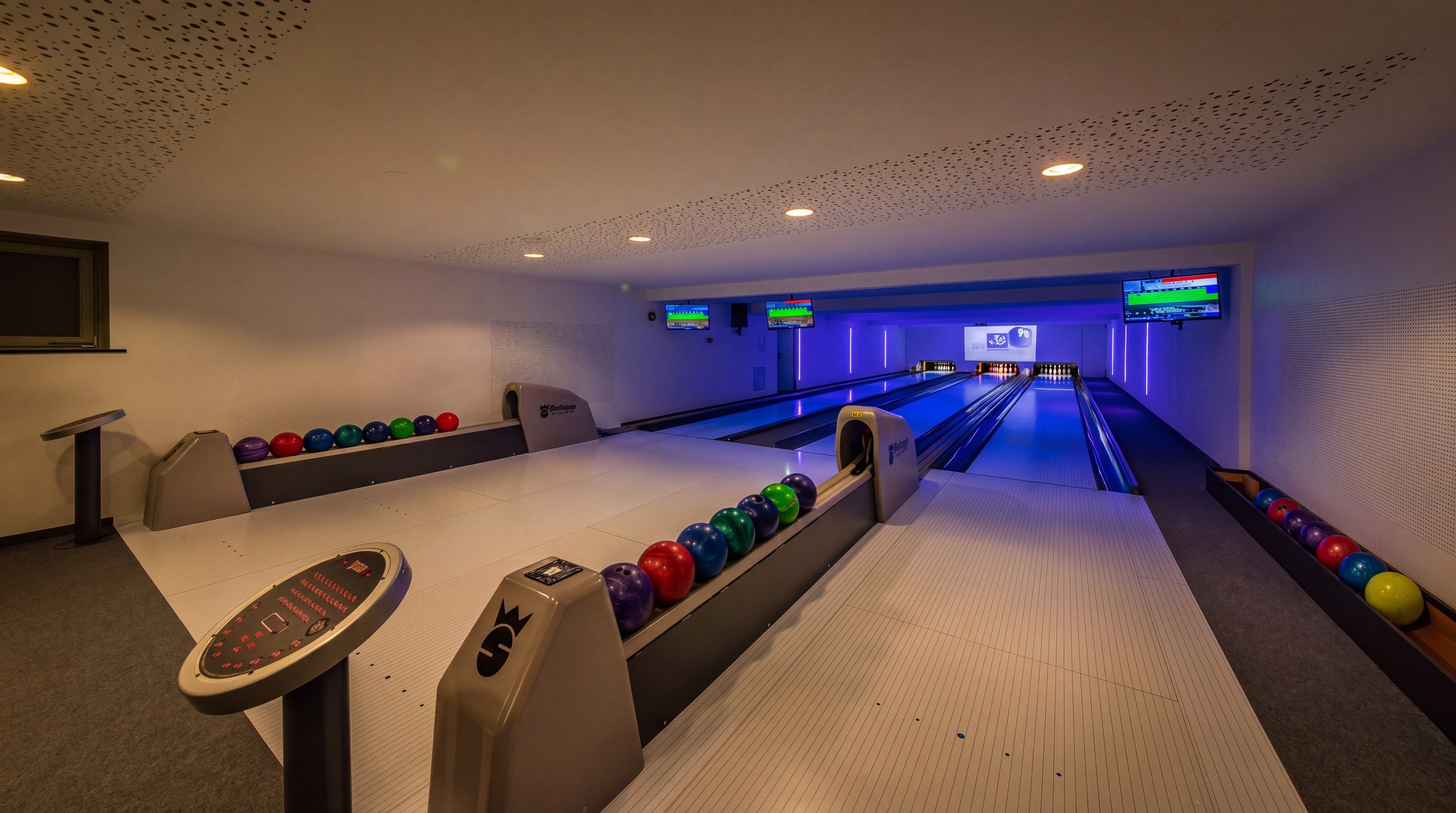 Die drei Bowlingbahnen im Heuberg mit blauem Licht